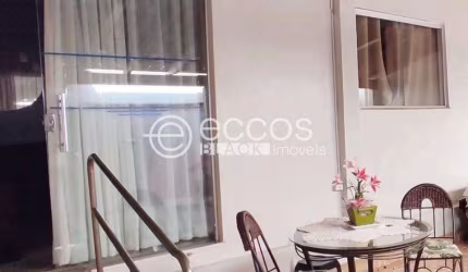 Casa à venda, 6 quartos, 2 vagas, Centro - Uberlândia/MG