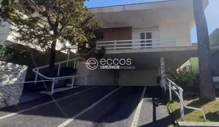 Casa à venda, 6 quartos, 1 suíte, 2 vagas, Tabajaras - Uberlândia/MG