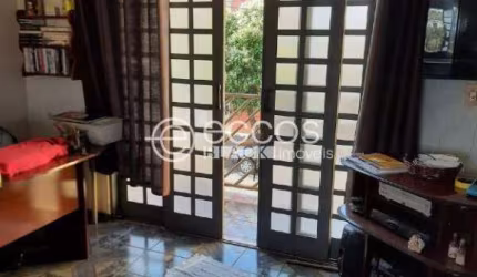 Casa à venda, 5 quartos, 1 suíte, 4 vagas, Custódio Pereira - Uberlândia/MG