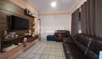Casa à venda, 3 quartos, 1 suíte, 4 vagas, Nova Uberlândia - Uberlândia/MG