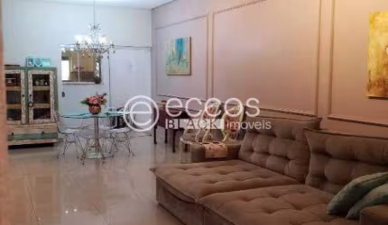 Casa à venda, 4 quartos, 2 suítes, 2 vagas, Cidade Jardim - Uberlândia/MG