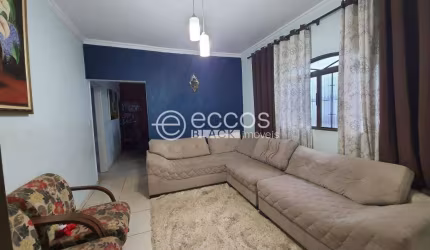 Casa à venda, 4 quartos, 1 suíte, 2 vagas, Brasil - Uberlândia/MG