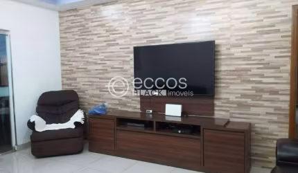 Casa à venda, 4 quartos, 2 suítes, 2 vagas, Santa Mônica - Uberlândia/MG