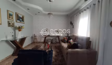 Casa à venda, 3 quartos, 1 suíte, 4 vagas, Jardim Patrícia - Uberlândia/MG