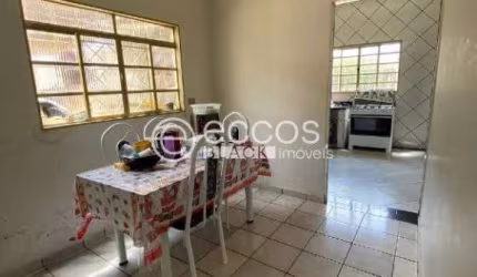 Casa à venda, 3 quartos, 1 suíte, 2 vagas, Granada - Uberlândia/MG
