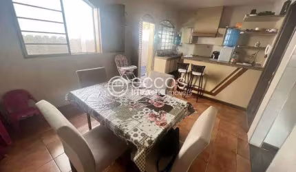 Casa à venda, 3 quartos, 1 suíte, 2 vagas, Presidente Roosevelt - Uberlândia/MG