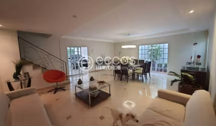 Casa à venda, 4 quartos, 2 suítes, 6 vagas, Fundinho - Uberlândia/MG