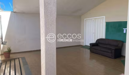 Casa para aluguel, 3 quartos, 1 suíte, 1 vaga, Umuarama - Uberlândia/MG