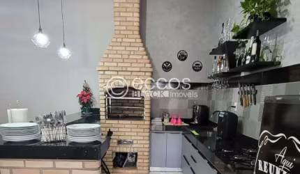 Casa à venda, 4 quartos, 1 suíte, 2 vagas, Laranjeiras - Uberlândia/MG