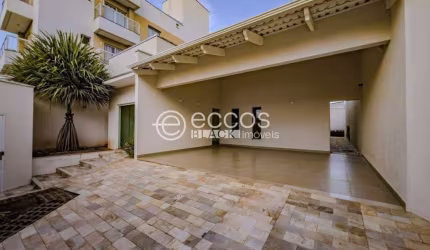 Casa à venda, 3 quartos, 3 suítes, 4 vagas, Santa Mônica - Uberlândia/MG