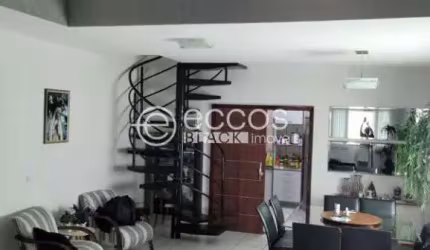 Casa em condomínio à venda, 4 quartos, 2 suítes, 4 vagas, Alto Umuarama - Uberlândia/MG