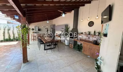 Casa à venda, 3 quartos, 1 suíte, 3 vagas, Jardim Holanda - Uberlândia/MG