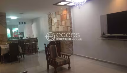 Casa à venda, 3 quartos, 1 suíte, 2 vagas, São Jorge - Uberlândia/MG