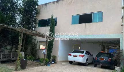 Casa para aluguel, 3 quartos, 1 suíte, 5 vagas, Pampulha - Uberlândia/MG