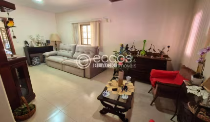 Casa à venda, 3 quartos, 1 suíte, 2 vagas, Maravilha - Uberlândia/MG