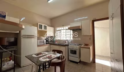 Casa à venda, 5 quartos, 3 suítes, 5 vagas, Umuarama - Uberlândia/MG