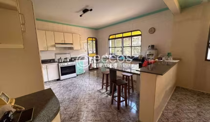 Casa para aluguel, 4 quartos, 2 suítes, 4 vagas, Santa Mônica - Uberlândia/MG