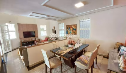 Casa à venda, 5 quartos, 2 suítes, 4 vagas, Carajás - Uberlândia/MG