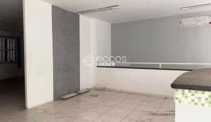Imóvel Comercial para aluguel, 3 quartos, 1 suíte, CENTRO - ARAGUARI/MG