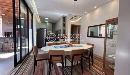 Casa em condomínio à venda, 4 quartos, 2 suítes, 2 vagas, Grand Ville - Uberlândia/MG