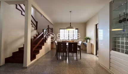 Casa à venda, 3 quartos, 1 suíte, 3 vagas, Santa Mônica - Uberlândia/MG