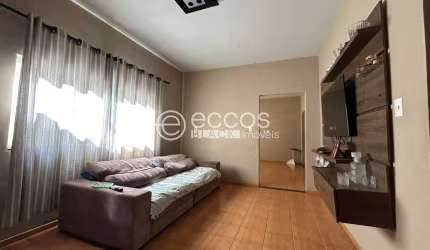 Casa à venda, 3 quartos, 1 suíte, 3 vagas, Granada - Uberlândia/MG