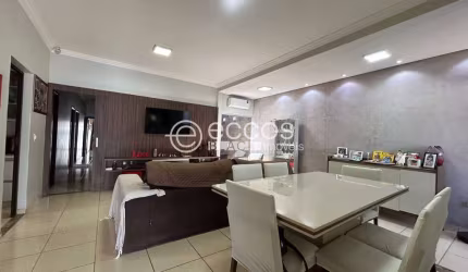 Casa à venda, 3 quartos, 2 suítes, 3 vagas, Jardim Botânico - Uberlândia/MG