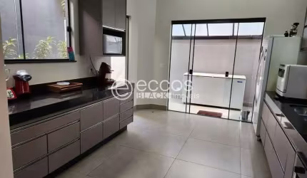 Casa em condomínio à venda, 3 quartos, 3 suítes, 2 vagas, Laranjeiras - Uberlândia/MG