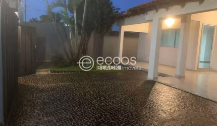 Casa para aluguel, 3 quartos, 1 suíte, 3 vagas, Jardim Karaíba - Uberlândia/MG
