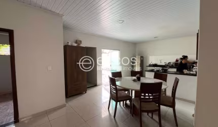Casa à venda, 3 quartos, 1 suíte, 2 vagas, Pacaembu - Uberlândia/MG