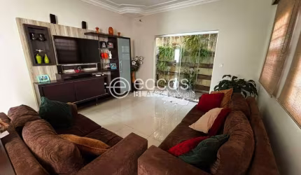 Casa à venda, 4 quartos, 1 suíte, 2 vagas, Santa Mônica - Uberlândia/MG