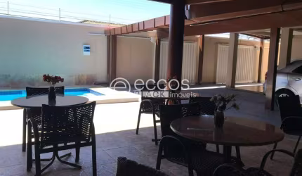 Casa à venda, 3 quartos, 1 suíte, 4 vagas, Umuarama - Uberlândia/MG