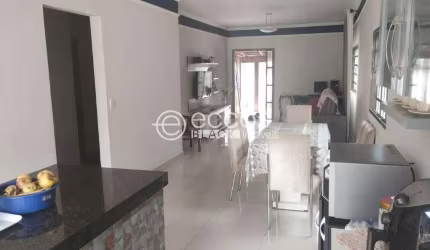 Casa à venda, 3 quartos, 1 suíte, 4 vagas, Maravilha - Uberlândia/MG