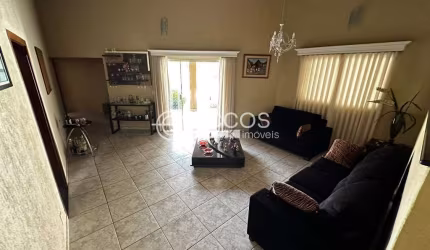 Casa à venda, 3 quartos, 3 suítes, 2 vagas, Tubalina - Uberlândia/MG