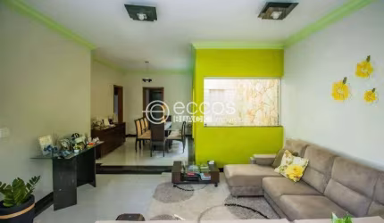 Casa à venda, 3 quartos, 1 suíte, 3 vagas, Residencial Gramado - Uberlândia/MG