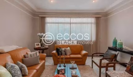 Casa à venda, 4 quartos, 3 suítes, 4 vagas, Morada da Colina - Uberlândia/MG