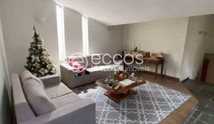 Casa à venda, 3 quartos, 1 suíte, 2 vagas, Martins - Uberlândia/MG