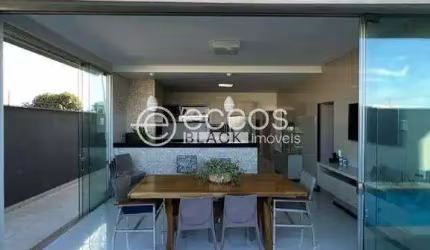 Casa em condomínio à venda, 3 quartos, 1 suíte, 2 vagas, Laranjeiras - Uberlândia/MG