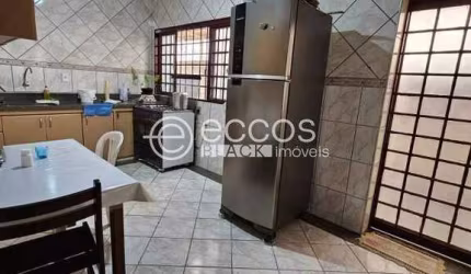 Casa à venda, 3 quartos, 1 suíte, 4 vagas, Santa Mônica - Uberlândia/MG