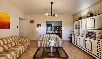 Casa à venda, 3 quartos, 1 suíte, 4 vagas, Tabajaras - Uberlândia/MG