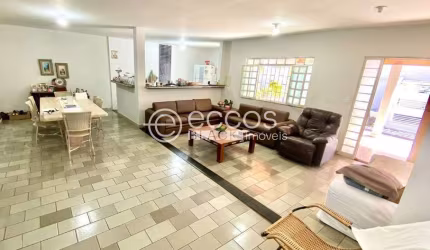 Casa à venda, 6 quartos, 3 suítes, 4 vagas, Santa Mônica - Uberlândia/MG