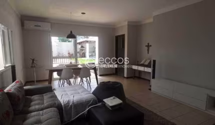 Casa à venda, 3 quartos, 1 suíte, 4 vagas, Jardim Karaíba - Uberlândia/MG