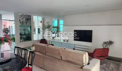 Casa à venda, 3 quartos, 3 suítes, 8 vagas, Planalto - Uberlândia/MG