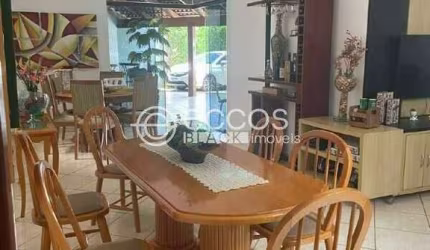 Casa à venda, 4 quartos, 3 suítes, 5 vagas, Presidente Roosevelt - Uberlândia/MG