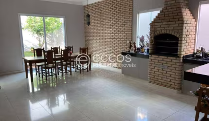 Casa em condomínio à venda, 3 quartos, 3 suítes, 1 vaga, Aclimação - Uberlândia/MG