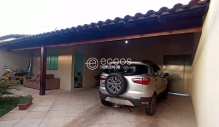 Casa à venda, 2 quartos, 3 vagas, Segismundo Pereira - Uberlândia/MG