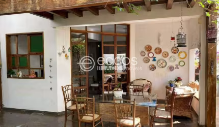 Casa à venda, 4 quartos, 2 suítes, 2 vagas, Saraiva - Uberlândia/MG