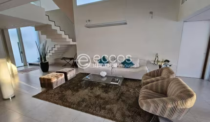 Casa em condomínio à venda, 4 quartos, 4 suítes, 2 vagas, Jardim Karaíba - Uberlândia/MG