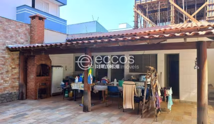 Casa à venda, 5 quartos, 1 suíte, 4 vagas, Santa Mônica - Uberlândia/MG