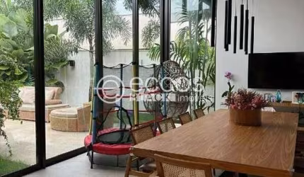 Casa em condomínio à venda, 3 quartos, 3 suítes, 2 vagas, Jardim Sul - Uberlândia/MG